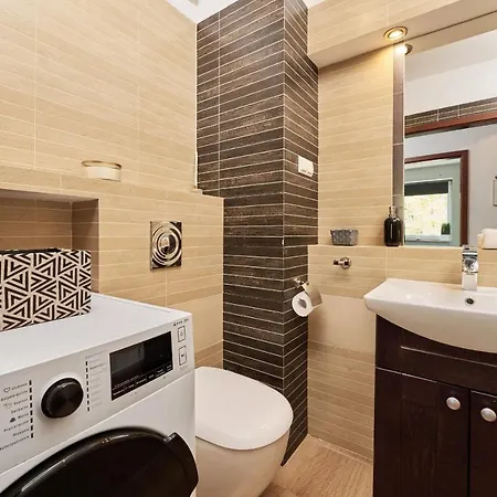 Comfy With Parking By Renters *